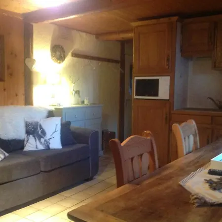 St Nicolas Apartment *